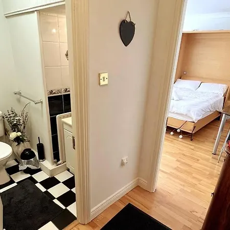 Peaceful Studio Apt W/2 Beds ホテル *