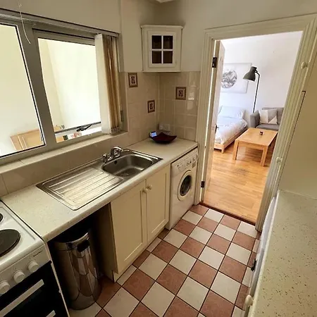 Peaceful Studio Apt W/2 Beds * ダブリン