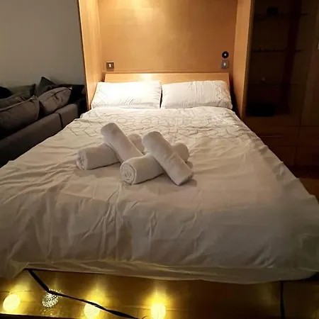 Peaceful Studio Apt W/2 Beds * ダブリン