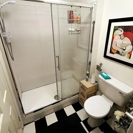Peaceful Studio Apt W/2 Beds ホテル *