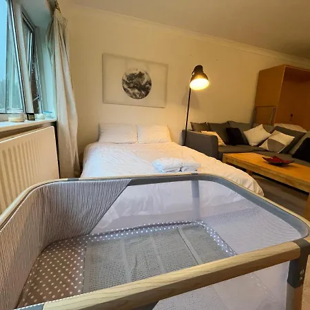 Peaceful Studio Apt W/2 Beds * ダブリン